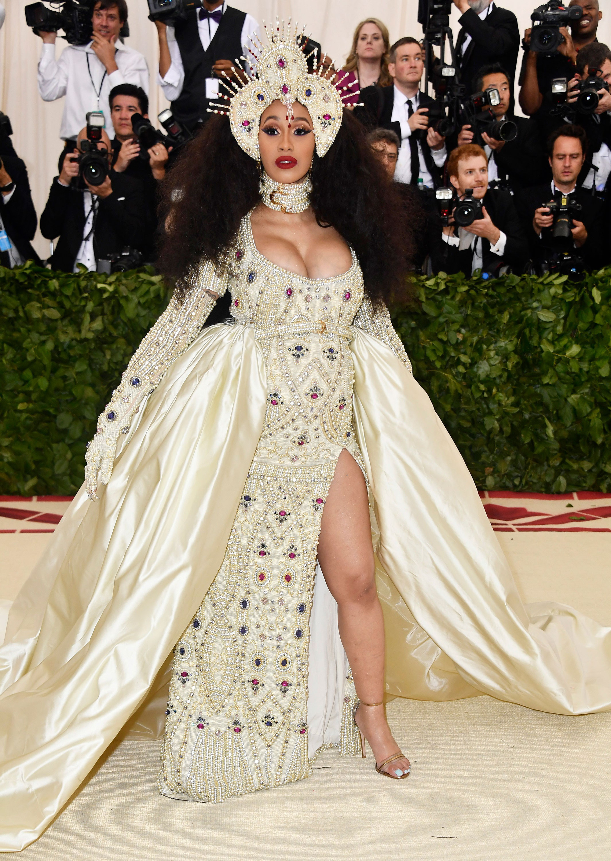 Nữ hoàng thảm đỏ Met Gala: Rihanna - Lady Gaga thi nhau combo độc - dị - lố, choáng nhất là Cardi B phô diễn body với bộ đồ 11 tỷ - Ảnh 18. Nữ hoàng thảm đỏ Met Gala: Rihanna - Lady Gaga thi nhau combo độc - dị - lố, choáng nhất là Cardi B phô diễn body với bộ đồ 11 tỷ - Ảnh 18.