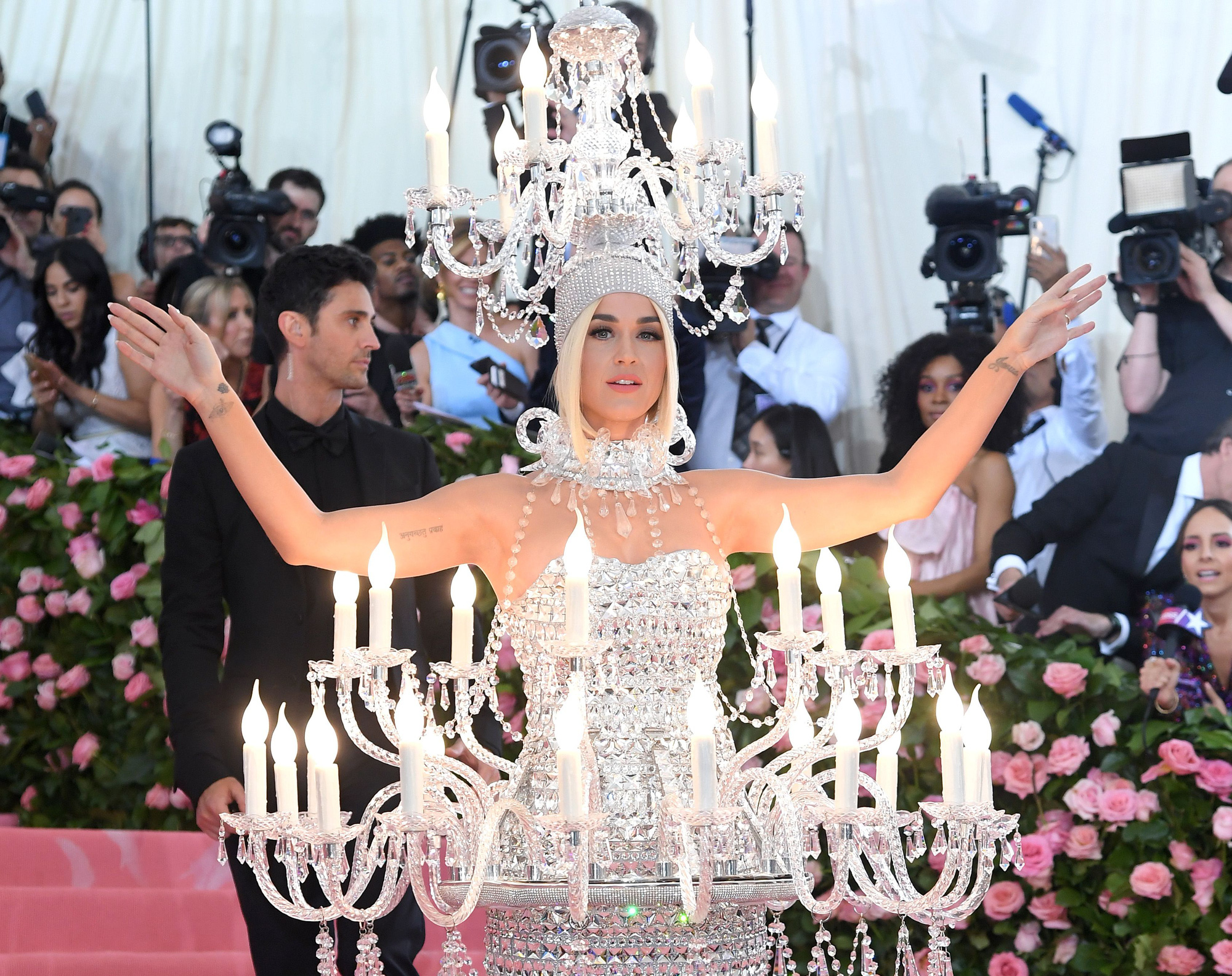 Nữ hoàng thảm đỏ Met Gala: Rihanna - Lady Gaga thi nhau combo độc - dị - lố, choáng nhất là Cardi B phô diễn body với bộ đồ 11 tỷ - Ảnh 25. Nữ hoàng thảm đỏ Met Gala: Rihanna - Lady Gaga thi nhau combo độc - dị - lố, choáng nhất là Cardi B phô diễn body với bộ đồ 11 tỷ - Ảnh 25.