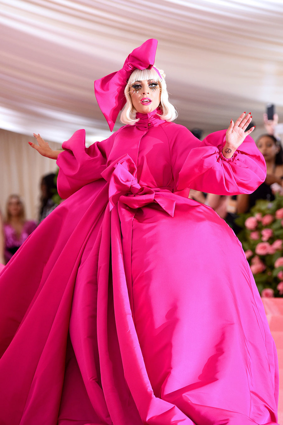 Nữ hoàng thảm đỏ Met Gala: Rihanna - Lady Gaga thi nhau combo độc - dị - lố, choáng nhất là Cardi B phô diễn body với bộ đồ 11 tỷ - Ảnh 34. Nữ hoàng thảm đỏ Met Gala: Rihanna - Lady Gaga thi nhau combo độc - dị - lố, choáng nhất là Cardi B phô diễn body với bộ đồ 11 tỷ - Ảnh 34.