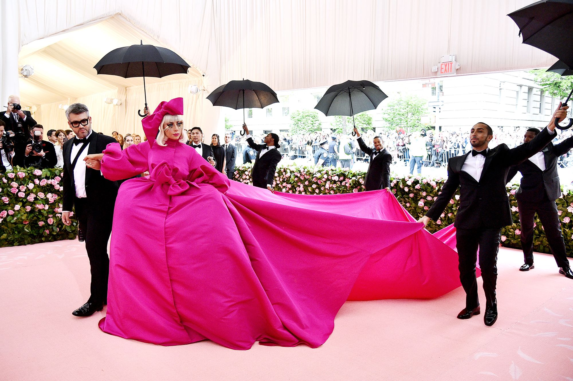Nữ hoàng thảm đỏ Met Gala: Rihanna - Lady Gaga thi nhau combo độc - dị - lố, choáng nhất là Cardi B phô diễn body với bộ đồ 11 tỷ - Ảnh 33. Nữ hoàng thảm đỏ Met Gala: Rihanna - Lady Gaga thi nhau combo độc - dị - lố, choáng nhất là Cardi B phô diễn body với bộ đồ 11 tỷ - Ảnh 33.