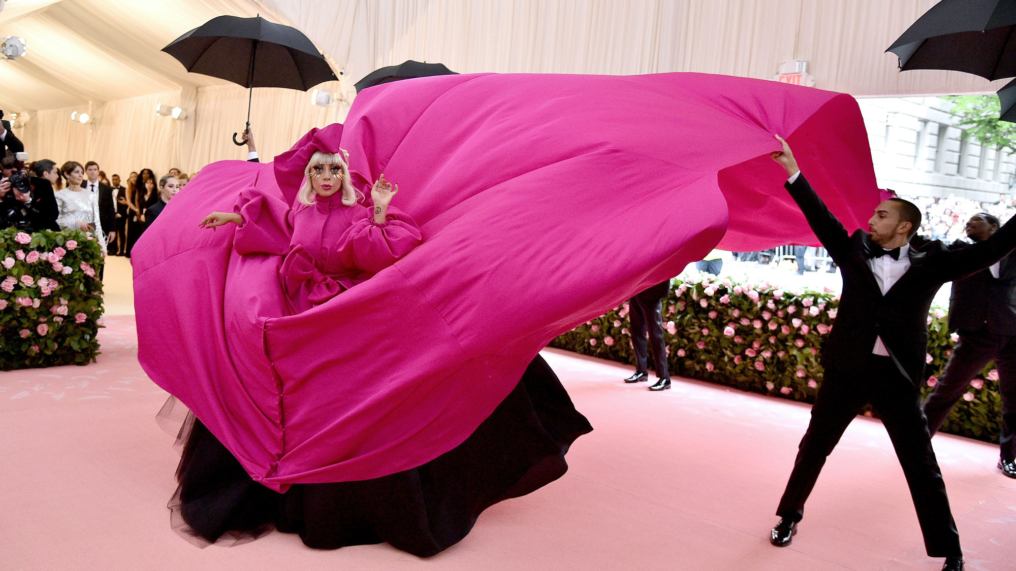 Nữ hoàng thảm đỏ Met Gala: Rihanna - Lady Gaga thi nhau combo độc - dị - lố, choáng nhất là Cardi B phô diễn body với bộ đồ 11 tỷ - Ảnh 35. Nữ hoàng thảm đỏ Met Gala: Rihanna - Lady Gaga thi nhau combo độc - dị - lố, choáng nhất là Cardi B phô diễn body với bộ đồ 11 tỷ - Ảnh 35.