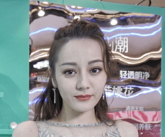 Nhiếp ảnh gia tiết lộ nhan sắc thật và làn da ở tuổi 29 của Địch Lệ Nhiệt Ba, rời xa photoshop là như thế này đây? - Ảnh 9. Nhiếp ảnh gia tiết lộ nhan sắc thật và làn da ở tuổi 29 của Địch Lệ Nhiệt Ba, rời xa photoshop là như thế này đây? - Ảnh 9.