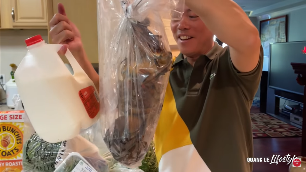 Xỉu ngang với độ giàu có của Quang Lê: Ở biệt thự dát vàng giá trăm tỷ, ăn tôm hùm, mạnh tay vung tiền mua sắm rồi vứt xó - Ảnh 11. Xỉu ngang với độ giàu có của Quang Lê: Ở biệt thự dát vàng giá trăm tỷ, ăn tôm hùm, mạnh tay vung tiền mua sắm rồi vứt xó - Ảnh 11.