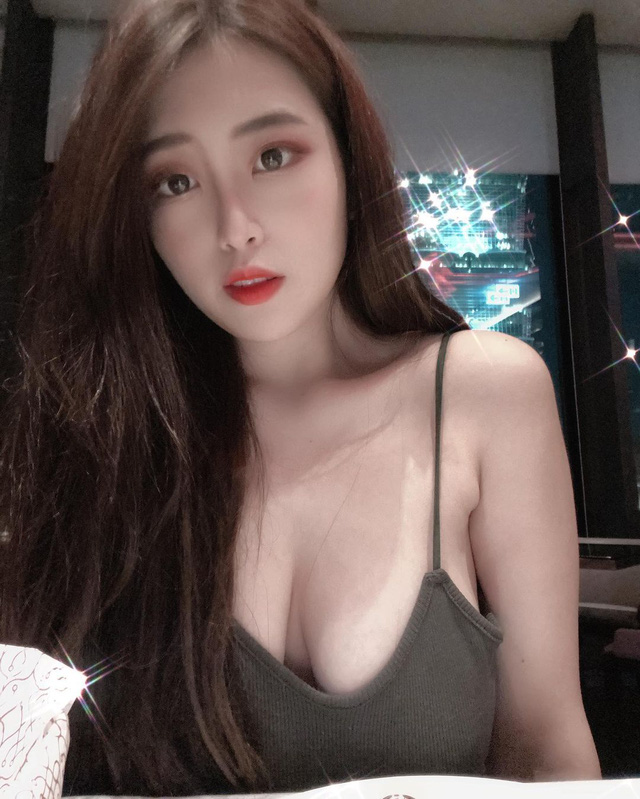 Livestream trực tiếp cảnh đi massage, nàng hot girl siêu vòng một khiến fan choáng váng vì độ táo bạo - Ảnh 10.