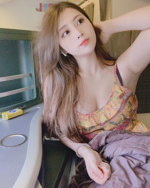 Livestream trực tiếp cảnh đi massage, nàng hot girl siêu vòng một khiến fan choáng váng vì độ táo bạo - Ảnh 12.