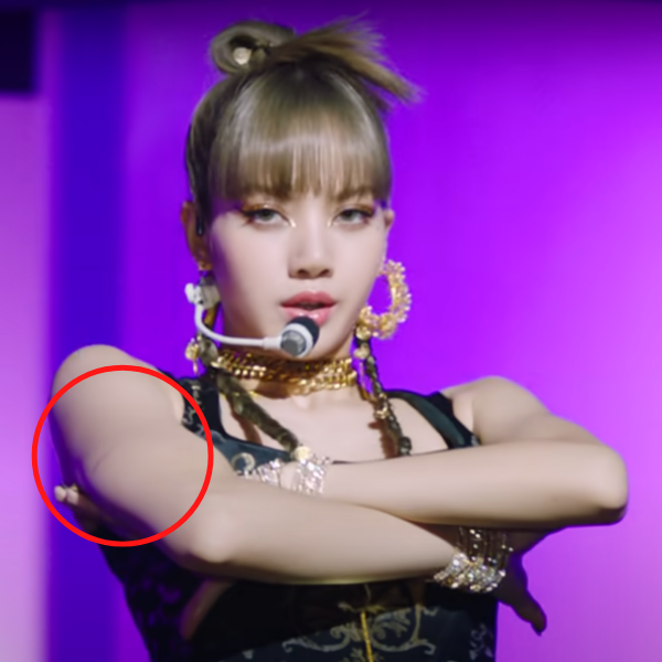 Lisa (BLACKPINK) bị thương trong quá trình chụp ảnh teaser đu dây mạo hiểm, fan soi ra sẹo trên tay nhìn mà xót - Ảnh 6.