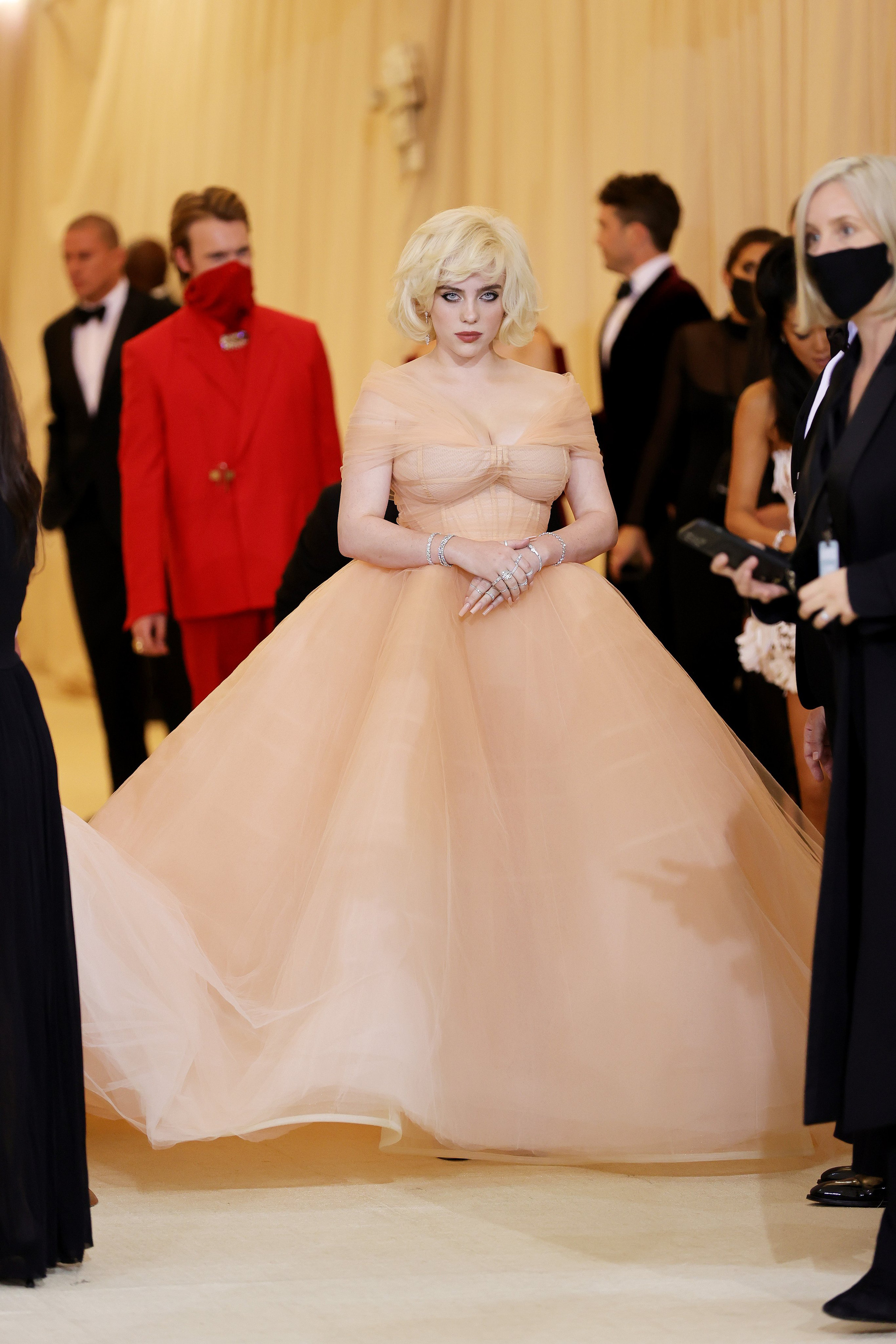 Billie Eilish gây sốt với màn lột xác ở tiệc hậu Met Gala: Váy đỏ rực tôn vòng 1 chực trào, mất máu hơn vì chi tiết ở đùi - Ảnh 7. Billie Eilish gây sốt với màn lột xác ở tiệc hậu Met Gala: Váy đỏ rực tôn vòng 1 chực trào, mất máu hơn vì chi tiết ở đùi - Ảnh 7.