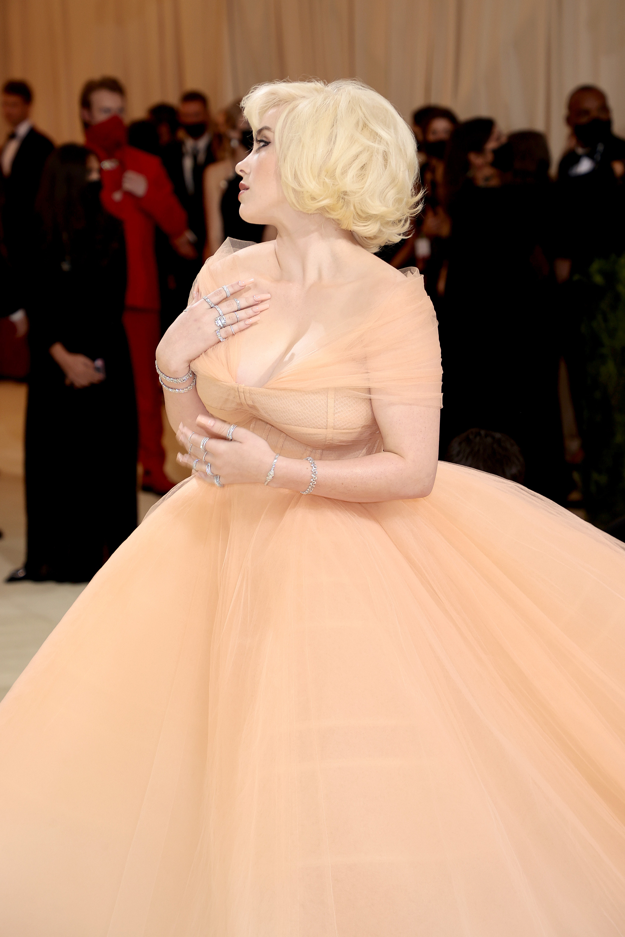 Billie Eilish gây sốt với màn lột xác ở tiệc hậu Met Gala: Váy đỏ rực tôn vòng 1 chực trào, mất máu hơn vì chi tiết ở đùi - Ảnh 6. Billie Eilish gây sốt với màn lột xác ở tiệc hậu Met Gala: Váy đỏ rực tôn vòng 1 chực trào, mất máu hơn vì chi tiết ở đùi - Ảnh 6.