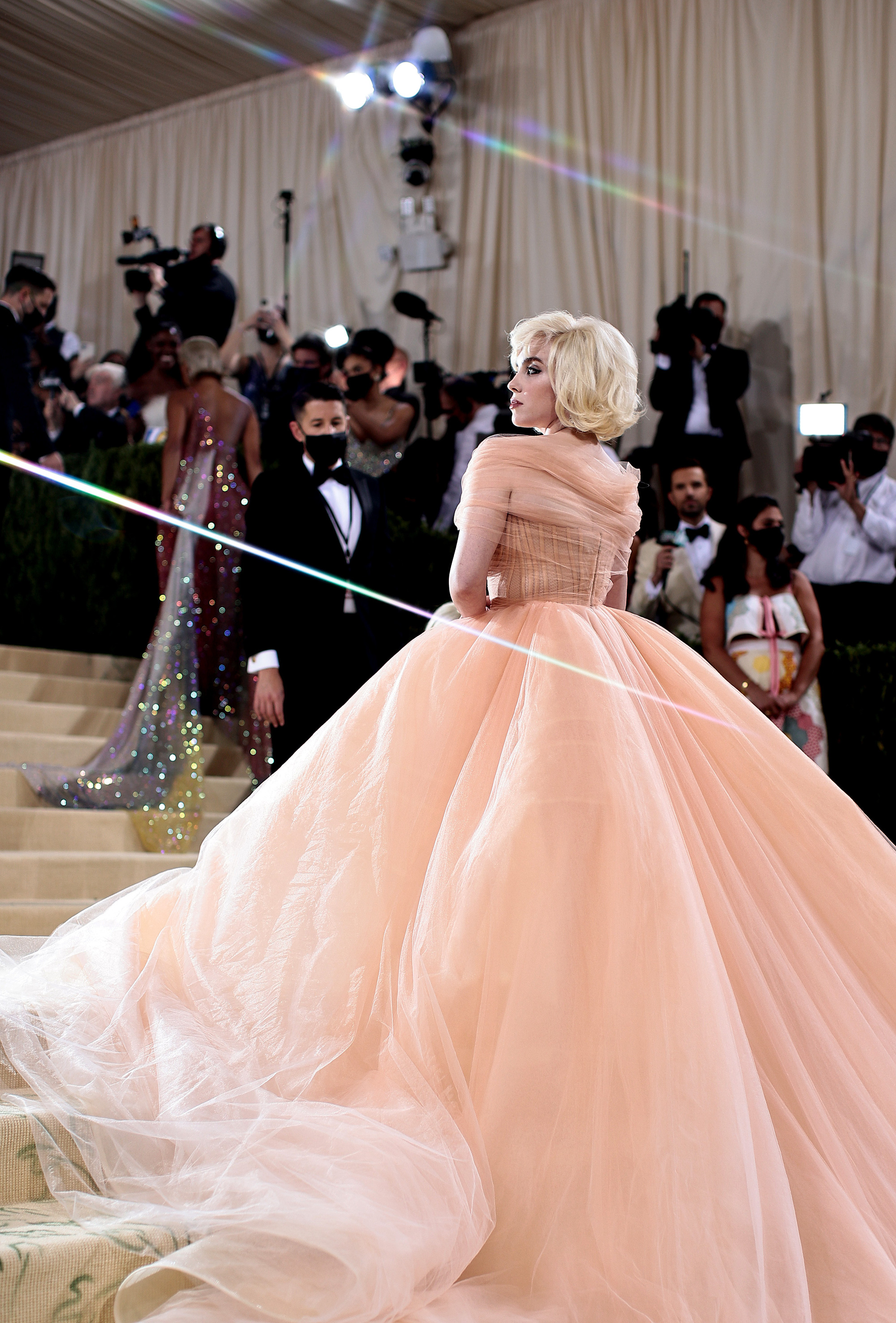 Billie Eilish gây sốt với màn lột xác ở tiệc hậu Met Gala: Váy đỏ rực tôn vòng 1 chực trào, mất máu hơn vì chi tiết ở đùi - Ảnh 10. Billie Eilish gây sốt với màn lột xác ở tiệc hậu Met Gala: Váy đỏ rực tôn vòng 1 chực trào, mất máu hơn vì chi tiết ở đùi - Ảnh 10.
