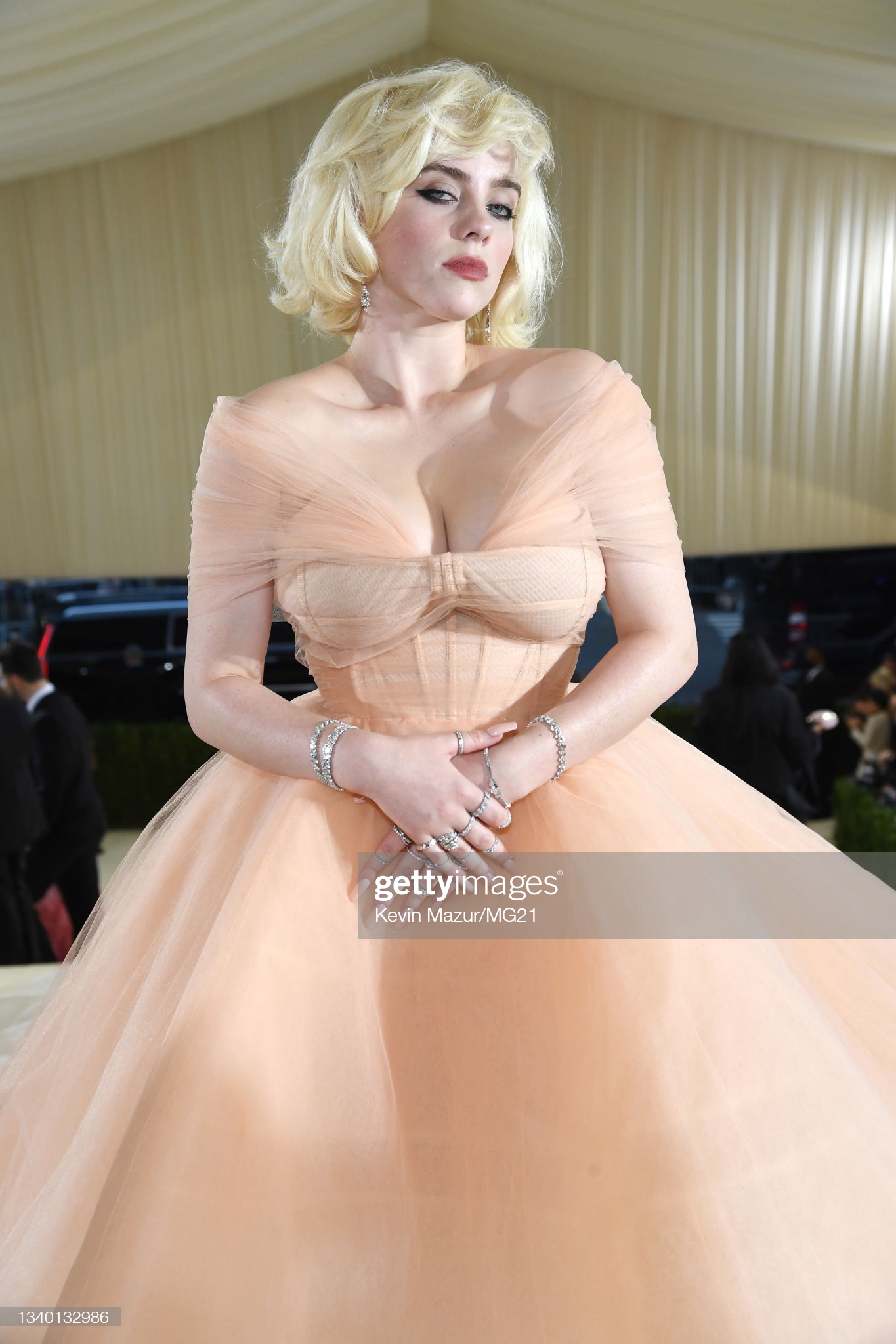 Billie Eilish gây sốt với màn lột xác ở tiệc hậu Met Gala: Váy đỏ rực tôn vòng 1 chực trào, mất máu hơn vì chi tiết ở đùi - Ảnh 8. Billie Eilish gây sốt với màn lột xác ở tiệc hậu Met Gala: Váy đỏ rực tôn vòng 1 chực trào, mất máu hơn vì chi tiết ở đùi - Ảnh 8.