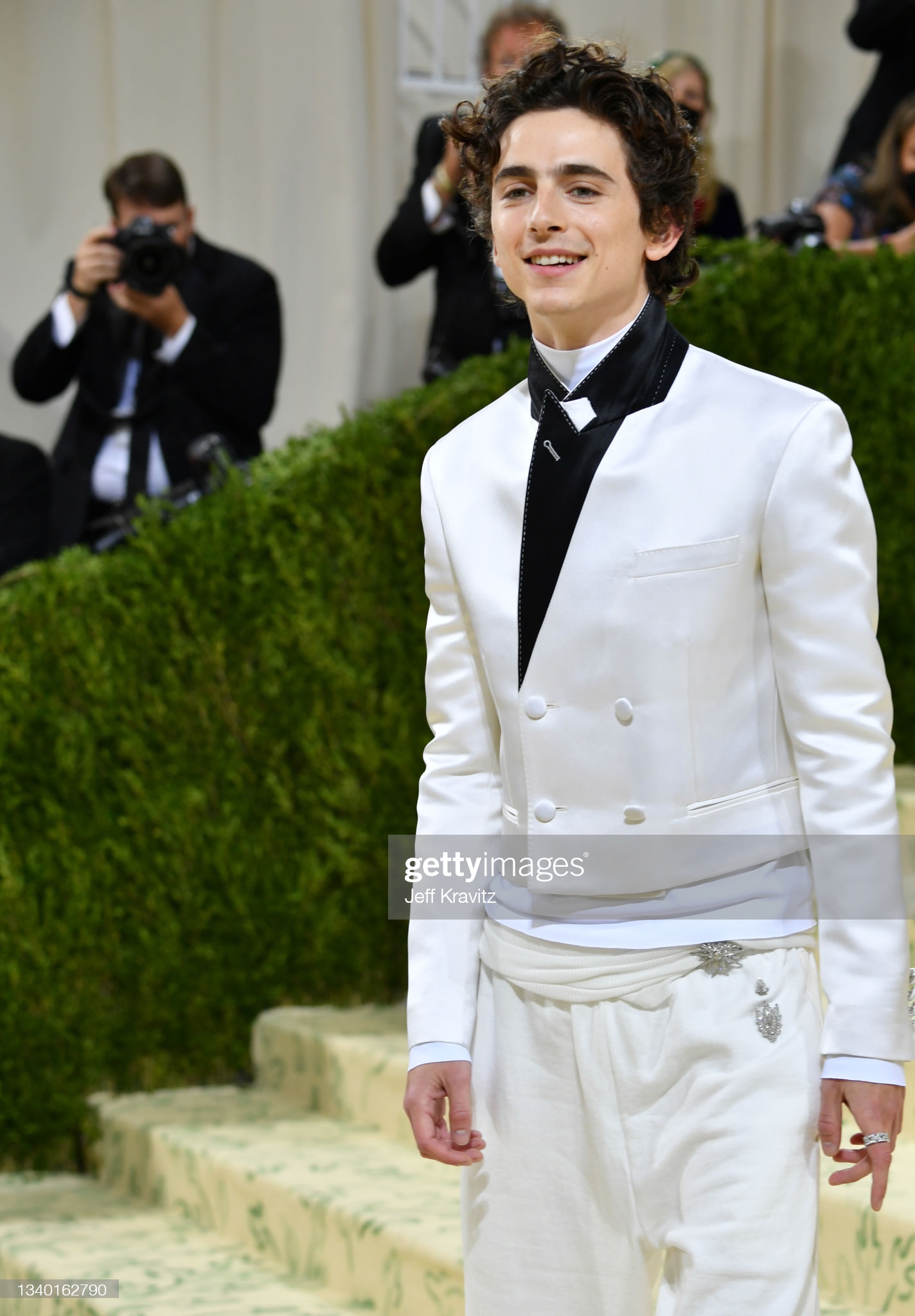 Tài tử đi Met Gala, gặp cả 3 cô bồ cũ: Hết con gái bốc lửa của Madonna đến ái nữ nhà Johnny Depp diện Chanel sặc mùi tiền - Ảnh 3. Tài tử đi Met Gala, gặp cả 3 cô bồ cũ: Hết con gái bốc lửa của Madonna đến ái nữ nhà Johnny Depp diện Chanel sặc mùi tiền - Ảnh 3.