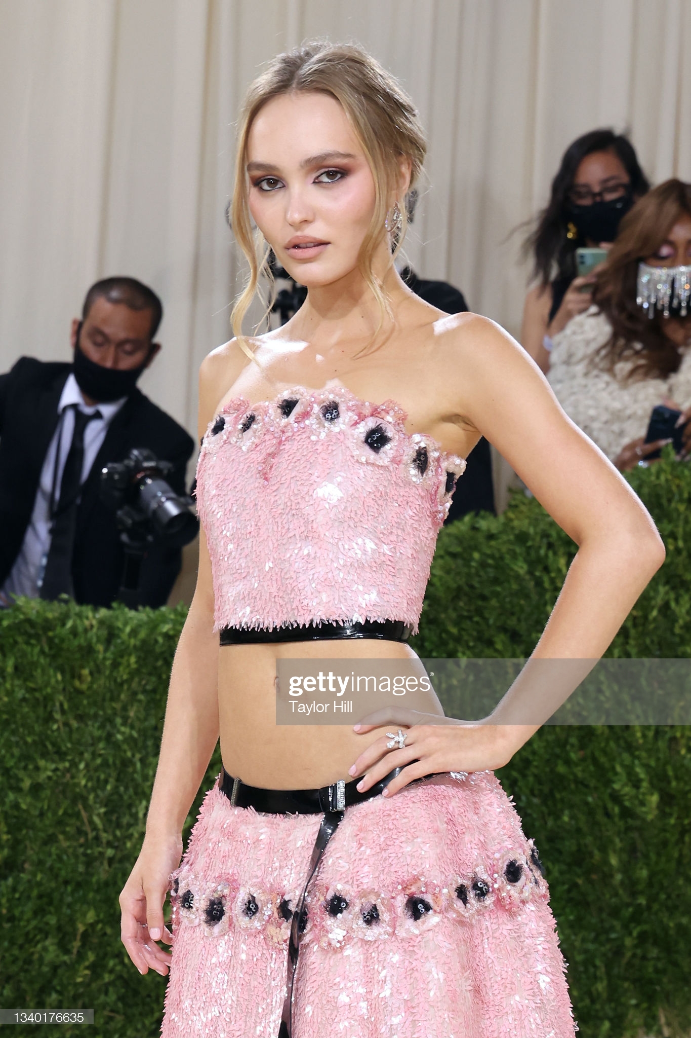 Tài tử đi Met Gala, gặp cả 3 cô bồ cũ: Hết con gái bốc lửa của Madonna đến ái nữ nhà Johnny Depp diện Chanel sặc mùi tiền - Ảnh 9. Tài tử đi Met Gala, gặp cả 3 cô bồ cũ: Hết con gái bốc lửa của Madonna đến ái nữ nhà Johnny Depp diện Chanel sặc mùi tiền - Ảnh 9.