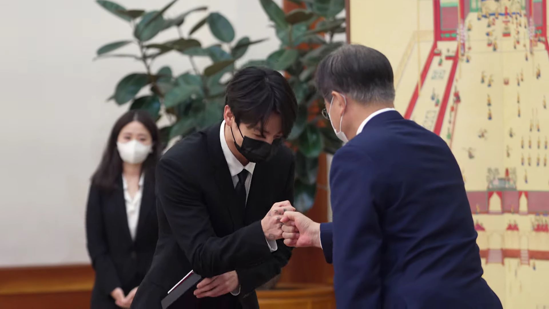 BTS diện kiến Tổng thống Hàn Quốc, chính thức trở thành Đặc phái viên: Cả dàn diện vest hoành tráng, nhưng nhìn RM đi! - Ảnh 7. BTS diện kiến Tổng thống Hàn Quốc, chính thức trở thành Đặc phái viên: Cả dàn diện vest hoành tráng, nhưng nhìn RM đi! - Ảnh 7.