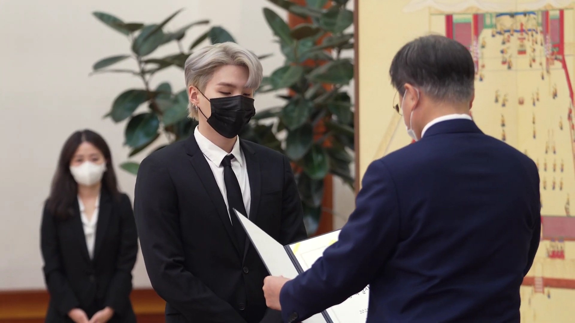 BTS diện kiến Tổng thống Hàn Quốc, chính thức trở thành Đặc phái viên: Cả dàn diện vest hoành tráng, nhưng nhìn RM đi! - Ảnh 13. BTS diện kiến Tổng thống Hàn Quốc, chính thức trở thành Đặc phái viên: Cả dàn diện vest hoành tráng, nhưng nhìn RM đi! - Ảnh 13.