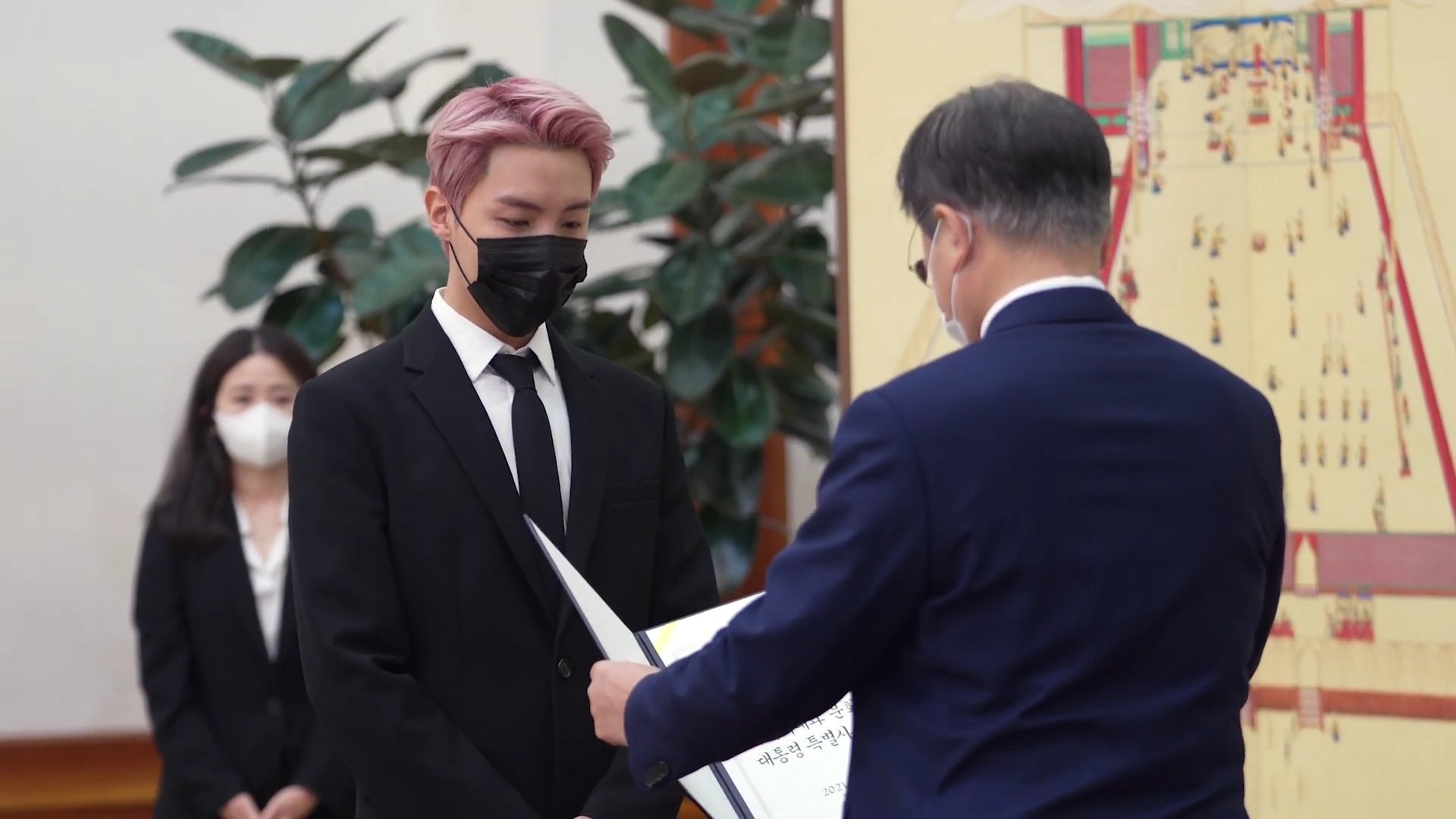 BTS diện kiến Tổng thống Hàn Quốc, chính thức trở thành Đặc phái viên: Cả dàn diện vest hoành tráng, nhưng nhìn RM đi! - Ảnh 11. BTS diện kiến Tổng thống Hàn Quốc, chính thức trở thành Đặc phái viên: Cả dàn diện vest hoành tráng, nhưng nhìn RM đi! - Ảnh 11.
