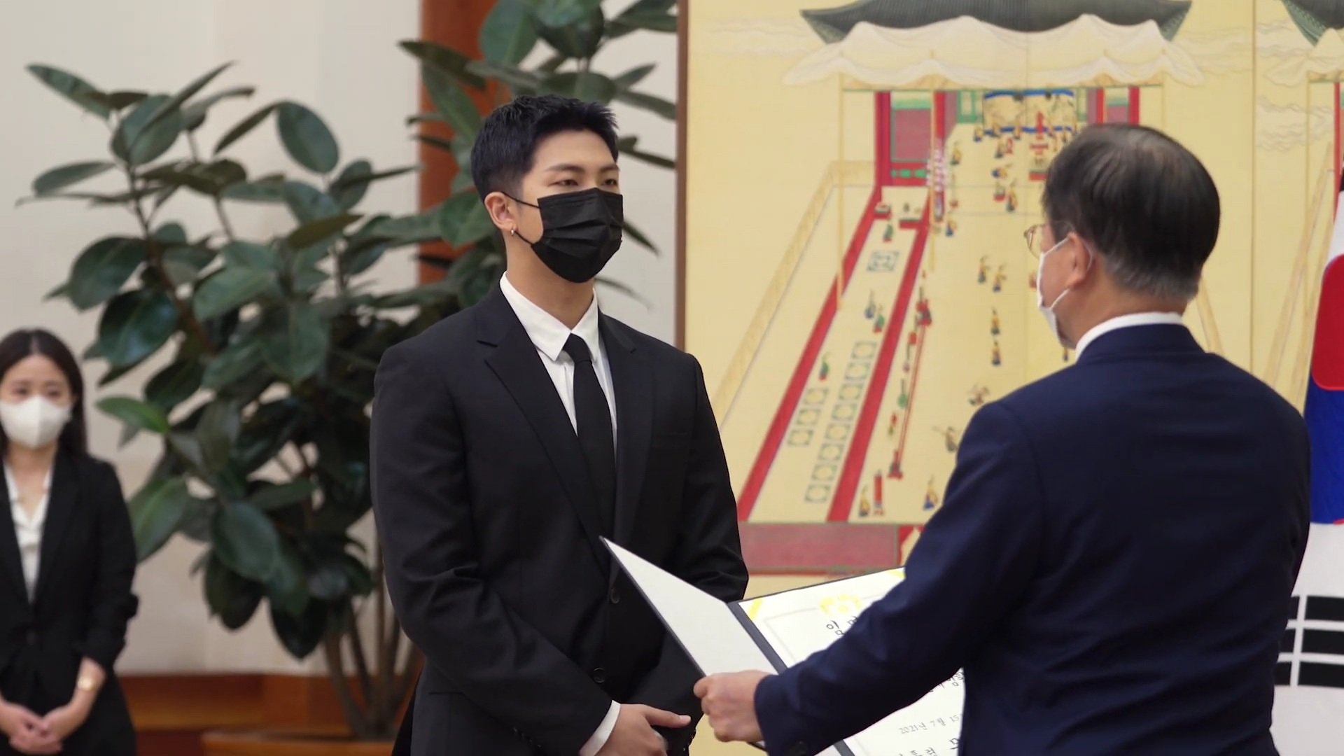 BTS diện kiến Tổng thống Hàn Quốc, chính thức trở thành Đặc phái viên: Cả dàn diện vest hoành tráng, nhưng nhìn RM đi! - Ảnh 6. BTS diện kiến Tổng thống Hàn Quốc, chính thức trở thành Đặc phái viên: Cả dàn diện vest hoành tráng, nhưng nhìn RM đi! - Ảnh 6.