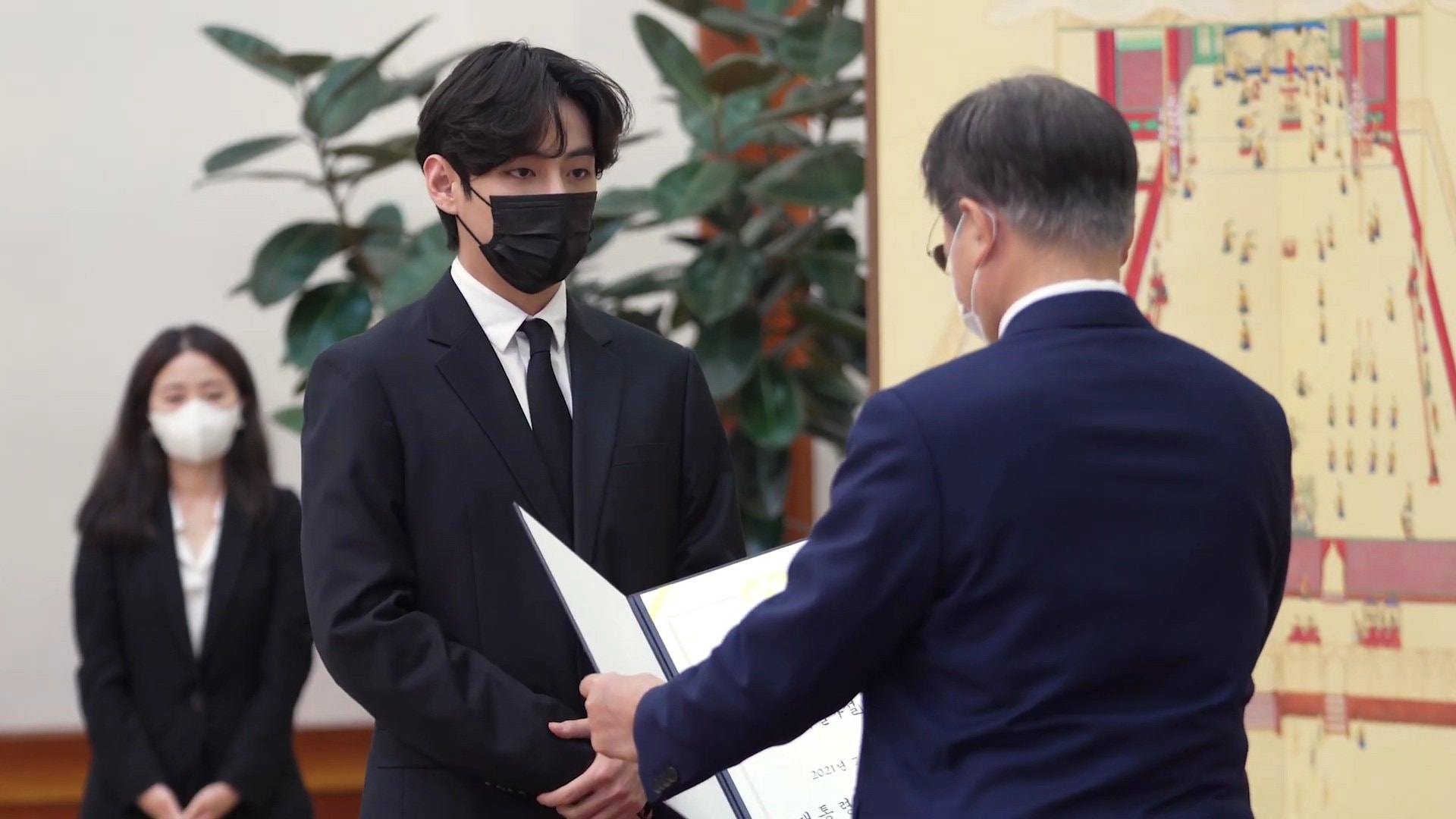 BTS diện kiến Tổng thống Hàn Quốc, chính thức trở thành Đặc phái viên: Cả dàn diện vest hoành tráng, nhưng nhìn RM đi! - Ảnh 9. BTS diện kiến Tổng thống Hàn Quốc, chính thức trở thành Đặc phái viên: Cả dàn diện vest hoành tráng, nhưng nhìn RM đi! - Ảnh 9.