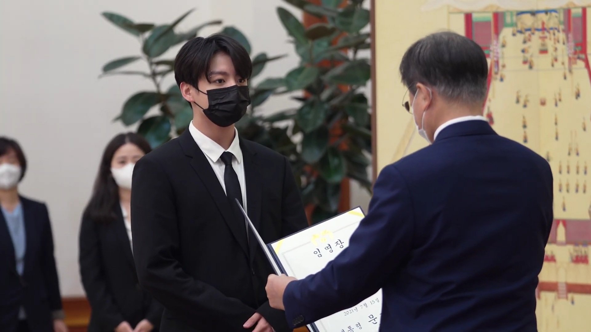 BTS diện kiến Tổng thống Hàn Quốc, chính thức trở thành Đặc phái viên: Cả dàn diện vest hoành tráng, nhưng nhìn RM đi! - Ảnh 8. BTS diện kiến Tổng thống Hàn Quốc, chính thức trở thành Đặc phái viên: Cả dàn diện vest hoành tráng, nhưng nhìn RM đi! - Ảnh 8.