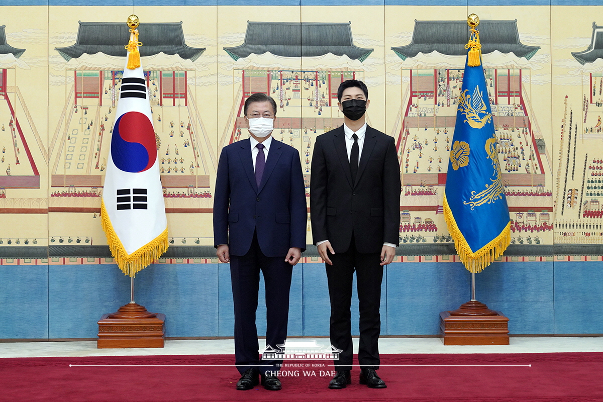 BTS diện kiến Tổng thống Hàn Quốc, chính thức trở thành Đặc phái viên: Cả dàn diện vest hoành tráng, nhưng nhìn RM đi! - Ảnh 4. BTS diện kiến Tổng thống Hàn Quốc, chính thức trở thành Đặc phái viên: Cả dàn diện vest hoành tráng, nhưng nhìn RM đi! - Ảnh 4.