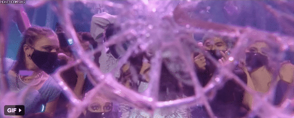 Tân binh 2k3 Olivia Rodrigo cầm mic đập bể camera thì hăng thế, đến lúc nhận cúp thì lại bê không nổi, kì ghê! - Ảnh 6.