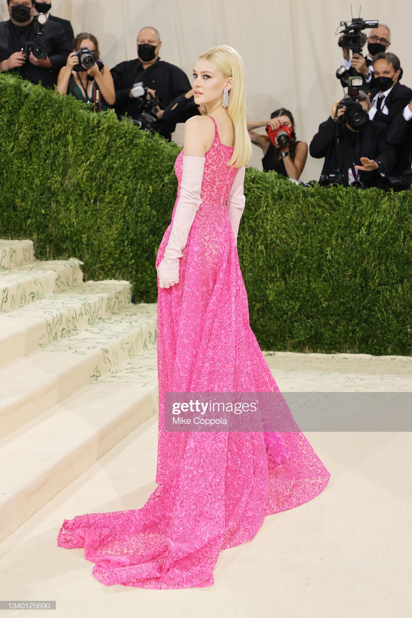 4 cặp đôi hot đổ bộ Met Gala: Justin - Hailey sang bao nhiêu, Shawn - Camila sến bấy nhiêu, bạn trai Rihanna như... món ngũ cốc - Ảnh 15. 4 cặp đôi hot đổ bộ Met Gala: Justin - Hailey sang bao nhiêu, Shawn - Camila sến bấy nhiêu, bạn trai Rihanna như... món ngũ cốc - Ảnh 15.