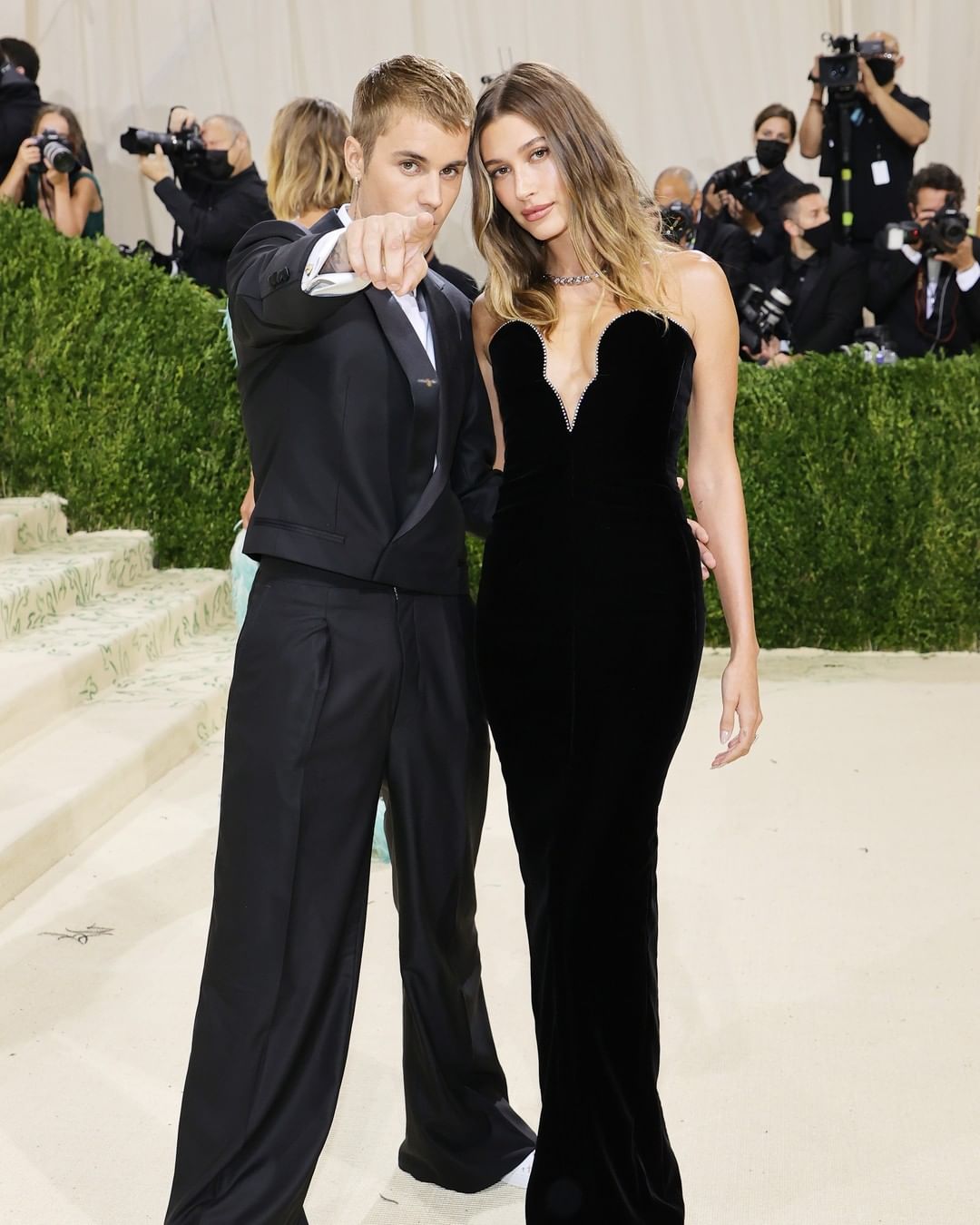 4 cặp đôi hot đổ bộ Met Gala: Justin - Hailey sang bao nhiêu, Shawn - Camila sến bấy nhiêu, bạn trai Rihanna như... món ngũ cốc - Ảnh 3. 4 cặp đôi hot đổ bộ Met Gala: Justin - Hailey sang bao nhiêu, Shawn - Camila sến bấy nhiêu, bạn trai Rihanna như... món ngũ cốc - Ảnh 3.
