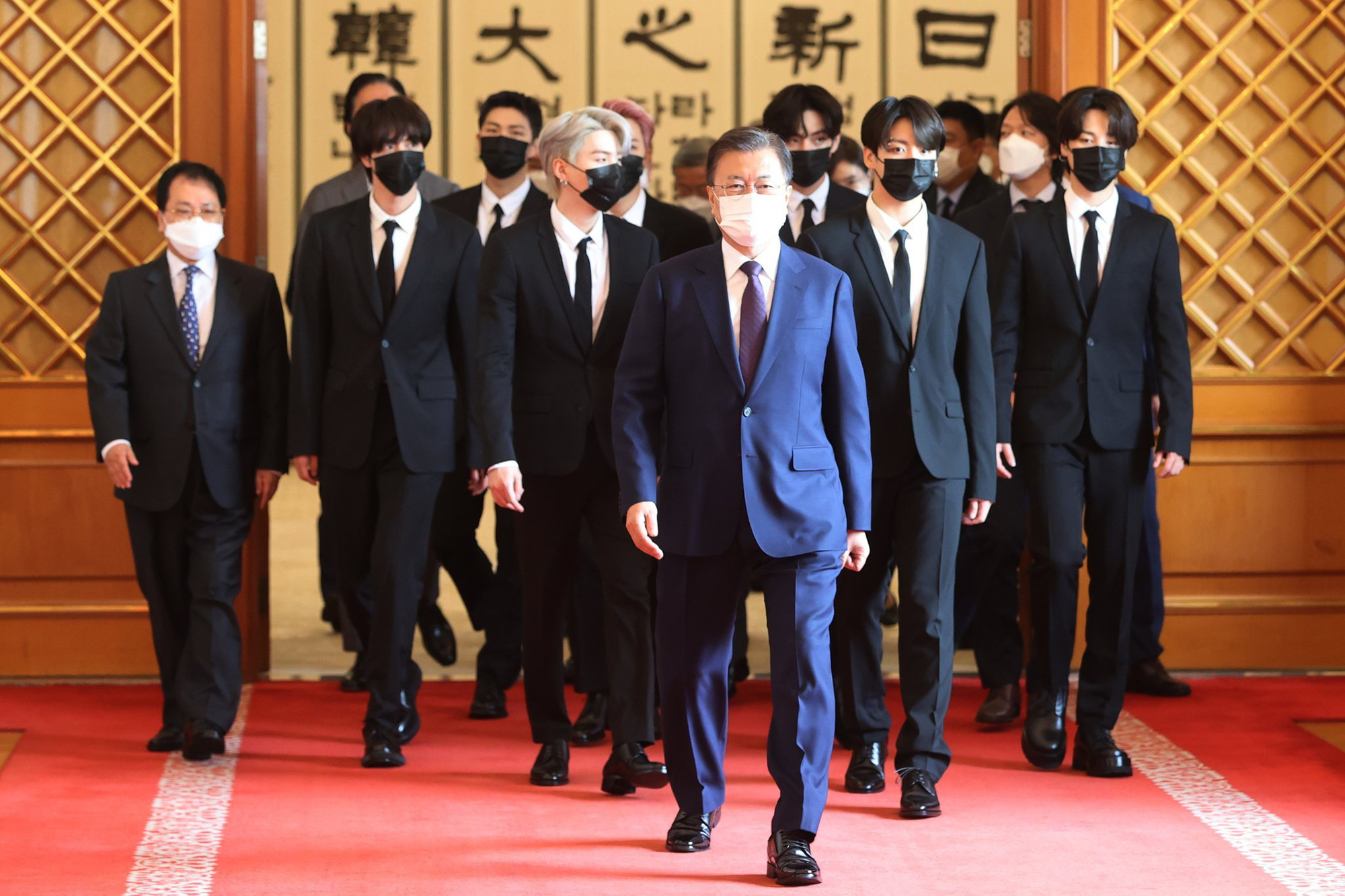 BTS diện kiến Tổng thống Hàn Quốc, chính thức trở thành Đặc phái viên: Cả dàn diện vest hoành tráng, nhưng nhìn RM đi! - Ảnh 3. BTS diện kiến Tổng thống Hàn Quốc, chính thức trở thành Đặc phái viên: Cả dàn diện vest hoành tráng, nhưng nhìn RM đi! - Ảnh 3.