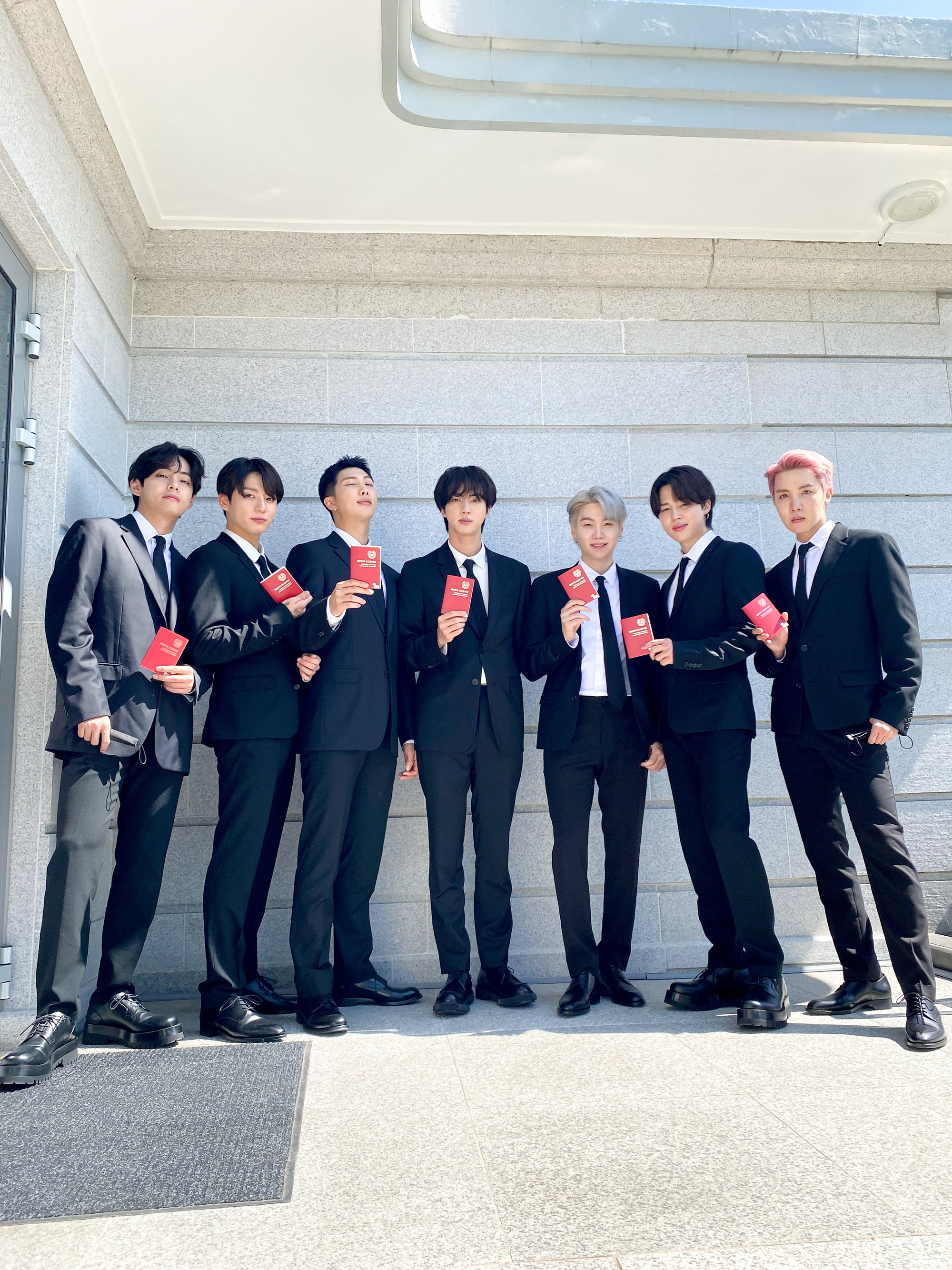 BTS diện kiến Tổng thống Hàn Quốc, chính thức trở thành Đặc phái viên: Cả dàn diện vest hoành tráng, nhưng nhìn RM đi! - Ảnh 14. BTS diện kiến Tổng thống Hàn Quốc, chính thức trở thành Đặc phái viên: Cả dàn diện vest hoành tráng, nhưng nhìn RM đi! - Ảnh 14.