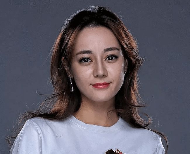 Nhiếp ảnh gia tiết lộ nhan sắc thật và làn da ở tuổi 29 của Địch Lệ Nhiệt Ba, rời xa photoshop là như thế này đây? - Ảnh 2. Nhiếp ảnh gia tiết lộ nhan sắc thật và làn da ở tuổi 29 của Địch Lệ Nhiệt Ba, rời xa photoshop là như thế này đây? - Ảnh 2.