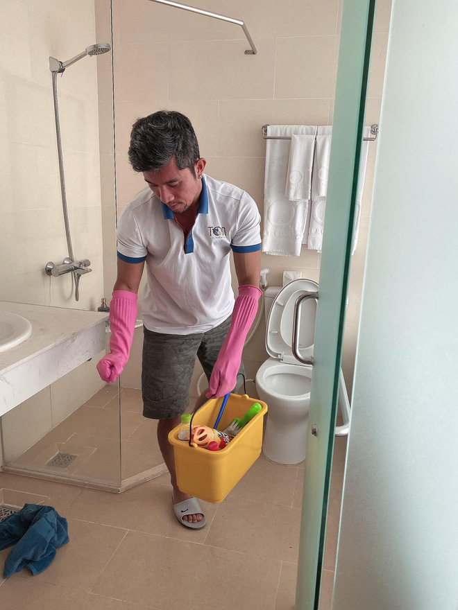 Lương Bằng Quang tự so sánh ảnh trước và sau khi làm nhân viên dọn vệ sinh, tiết lộ đang bị nhiều người xa cách - Ảnh 4. Lương Bằng Quang tự so sánh ảnh trước và sau khi làm nhân viên dọn vệ sinh, tiết lộ đang bị nhiều người xa cách - Ảnh 4.