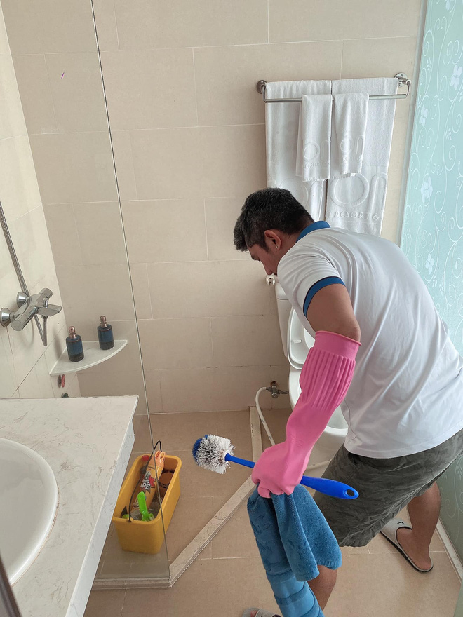 Lương Bằng Quang tự so sánh ảnh trước và sau khi làm nhân viên dọn vệ sinh, tiết lộ đang bị nhiều người xa cách - Ảnh 5. Lương Bằng Quang tự so sánh ảnh trước và sau khi làm nhân viên dọn vệ sinh, tiết lộ đang bị nhiều người xa cách - Ảnh 5.