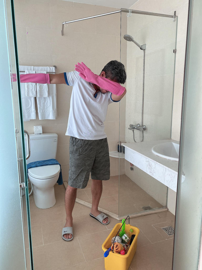 Lương Bằng Quang tự so sánh ảnh trước và sau khi làm nhân viên dọn vệ sinh, tiết lộ đang bị nhiều người xa cách - Ảnh 6. Lương Bằng Quang tự so sánh ảnh trước và sau khi làm nhân viên dọn vệ sinh, tiết lộ đang bị nhiều người xa cách - Ảnh 6.