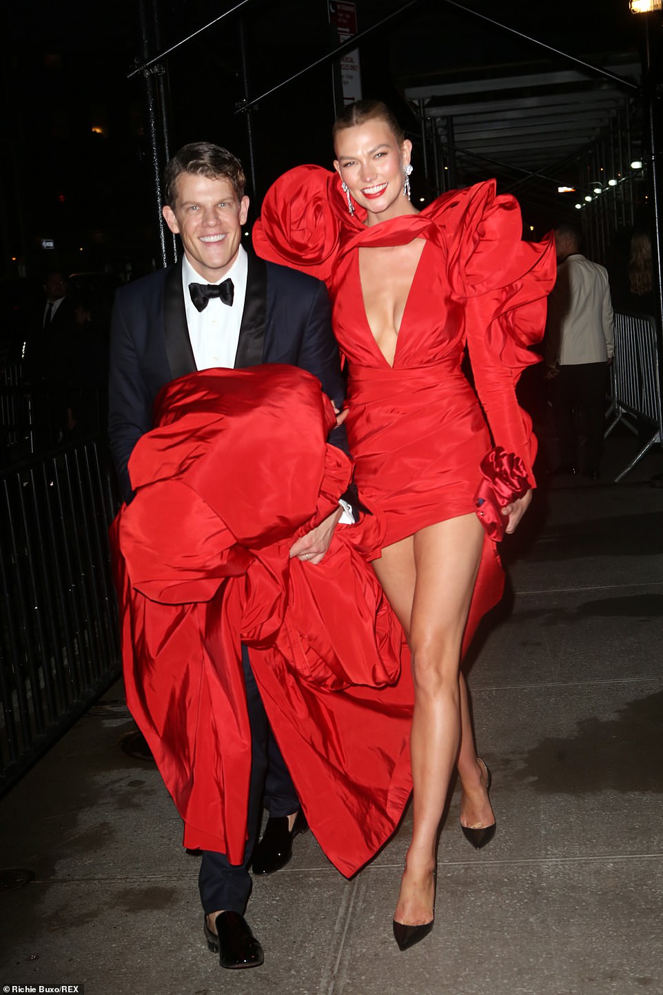 Cả dàn sao bị đèn flash dìm thảm hại ở tiệc hậu Met Gala, riêng Rosé xinh xỉu, Kendall và thiên thần Victoria’s Secret nóng bỏng ngộp thở! - Ảnh 7. Cả dàn sao bị đèn flash dìm thảm hại ở tiệc hậu Met Gala, riêng Rosé xinh xỉu, Kendall và thiên thần Victoria’s Secret nóng bỏng ngộp thở! - Ảnh 7.