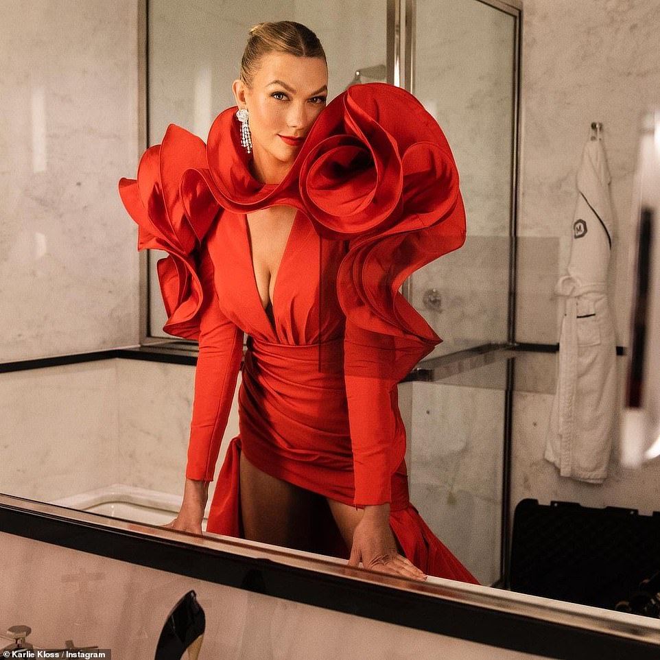 Cả dàn sao bị đèn flash dìm thảm hại ở tiệc hậu Met Gala, riêng Rosé xinh xỉu, Kendall và thiên thần Victoria’s Secret nóng bỏng ngộp thở! - Ảnh 8. Cả dàn sao bị đèn flash dìm thảm hại ở tiệc hậu Met Gala, riêng Rosé xinh xỉu, Kendall và thiên thần Victoria’s Secret nóng bỏng ngộp thở! - Ảnh 8.