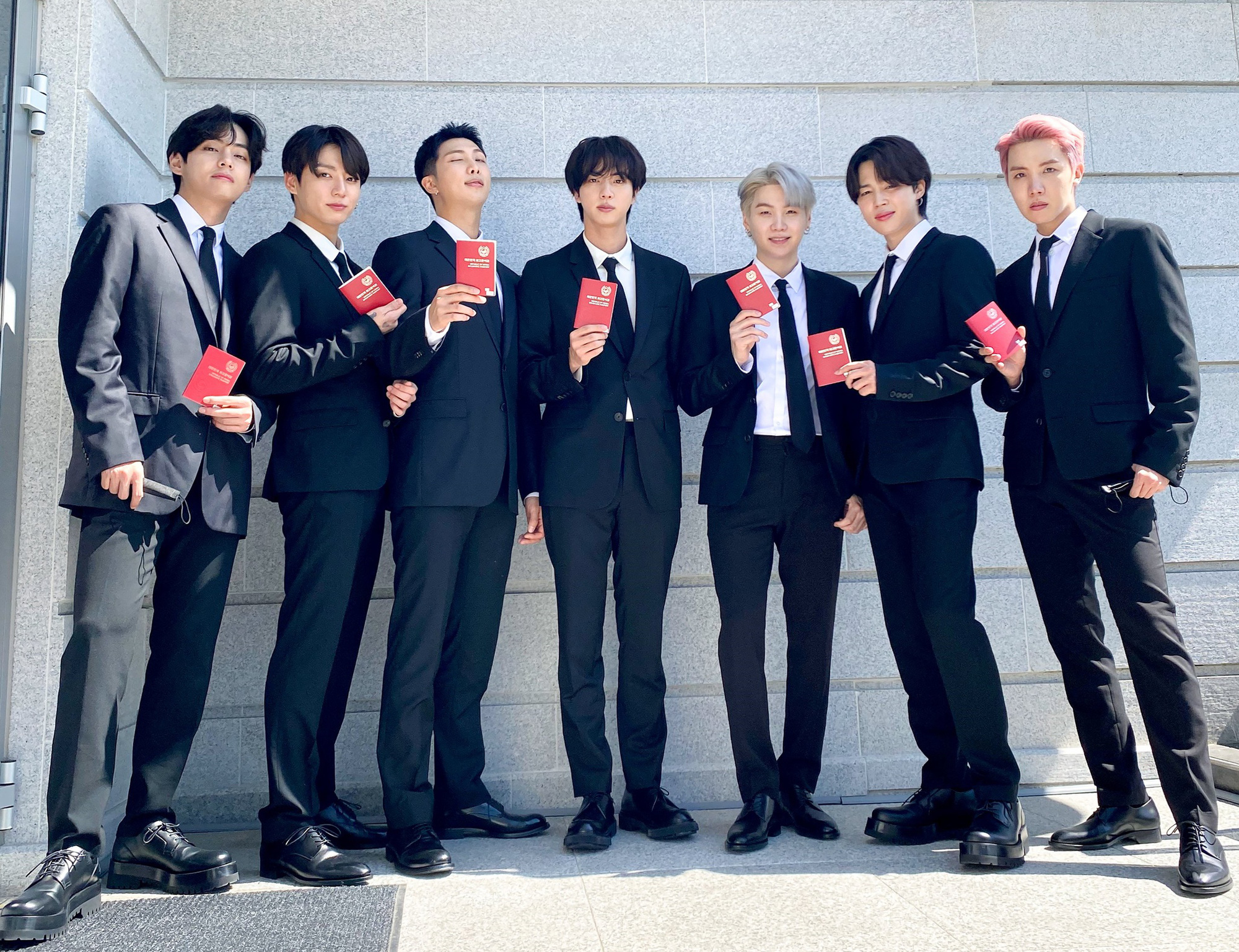 Cuộc đời huy ho&agrave;ng của Jungkook (BTS): Mỗi năm 1 đỉnh cao mới, 16 tuổi debut v&agrave; trở th&agrave;nh Đặc ph&aacute;i vi&ecirc;n Tổng thống khi vừa 24 - Ảnh 16.