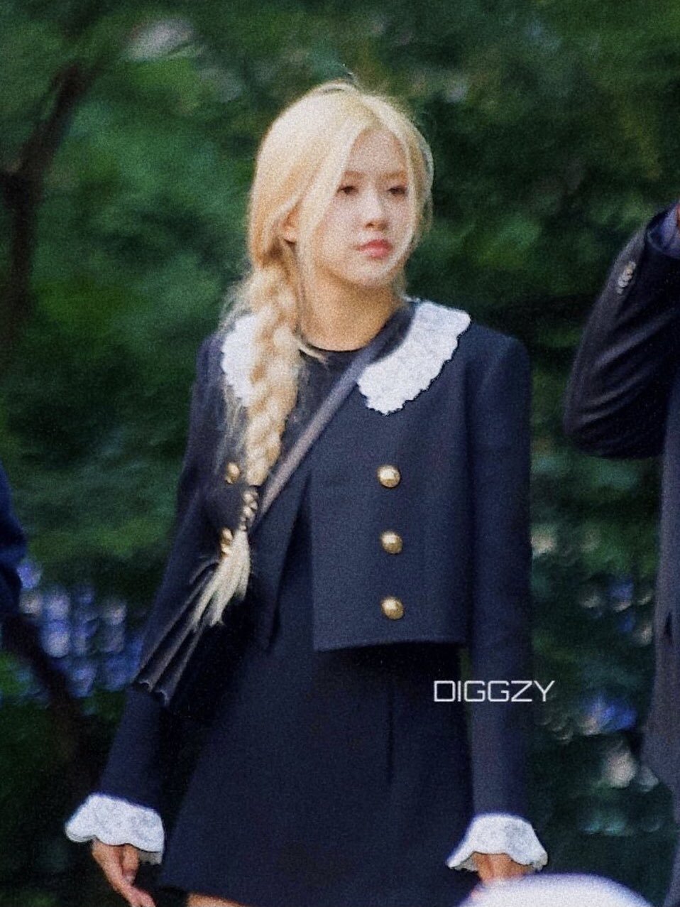 Tóm gọn Rosé (BLACKPINK) vi vu New York: Xinh như tiểu thư tài phiệt nhưng nhìn đôi chân thực tế mà phát hoảng - Ảnh 4. Tóm gọn Rosé (BLACKPINK) vi vu New York: Xinh như tiểu thư tài phiệt nhưng nhìn đôi chân thực tế mà phát hoảng - Ảnh 4.