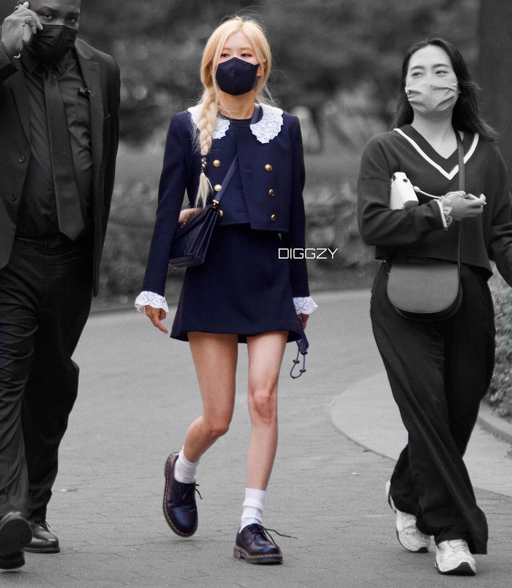 Tóm gọn Rosé (BLACKPINK) vi vu New York: Xinh như tiểu thư tài phiệt nhưng nhìn đôi chân thực tế mà phát hoảng - Ảnh 2. Tóm gọn Rosé (BLACKPINK) vi vu New York: Xinh như tiểu thư tài phiệt nhưng nhìn đôi chân thực tế mà phát hoảng - Ảnh 2.