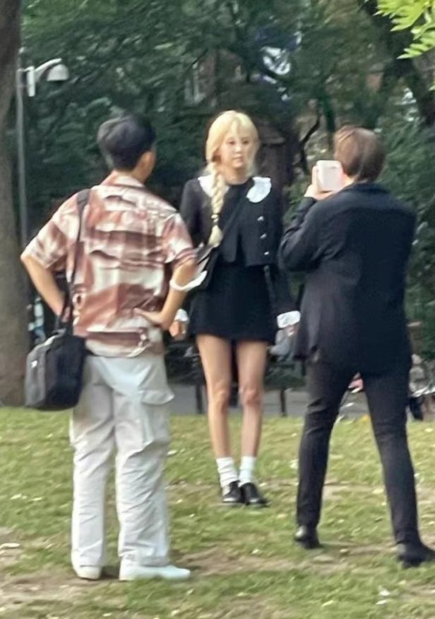 Tóm gọn Rosé (BLACKPINK) vi vu New York: Xinh như tiểu thư tài phiệt nhưng nhìn đôi chân thực tế mà phát hoảng - Ảnh 3. Tóm gọn Rosé (BLACKPINK) vi vu New York: Xinh như tiểu thư tài phiệt nhưng nhìn đôi chân thực tế mà phát hoảng - Ảnh 3.