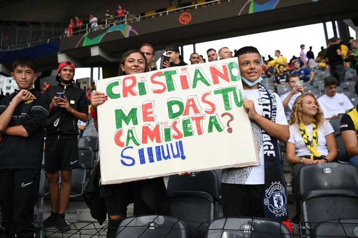 Các cổ động viên Young Boys thi nhau mang tấm biển xin áo Ronaldo - Ảnh 1.