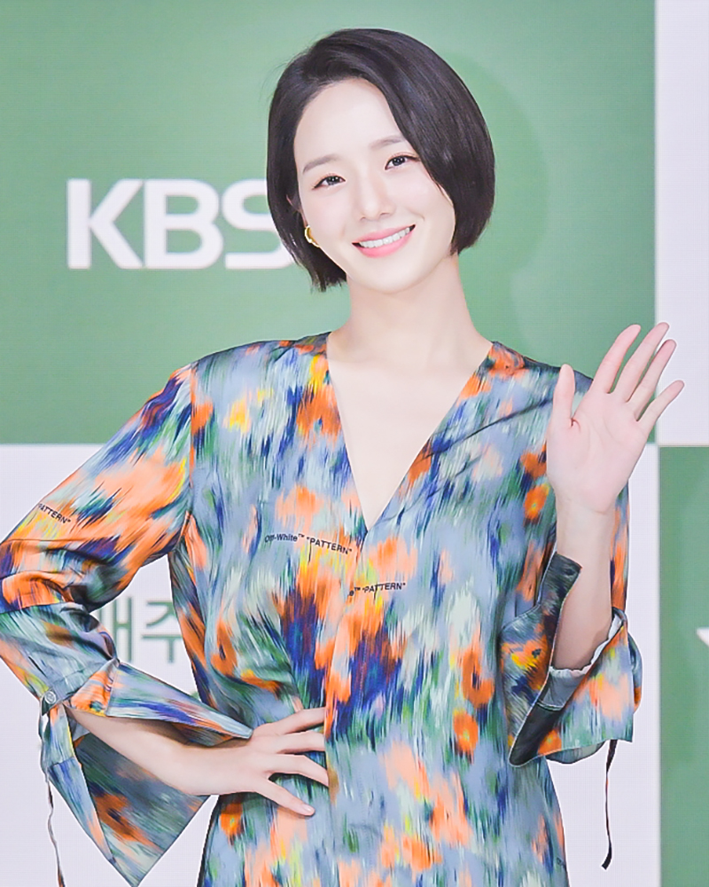 Yeonwoo (MOMOLAND) lộ diện lần đầu sau tin hẹn hò Lee Min Ho, chân dài nuột nà chặt đẹp cả mỹ nhân Điên Thì Có Sao - Ảnh 7. Yeonwoo (MOMOLAND) lộ diện lần đầu sau tin hẹn hò Lee Min Ho, chân dài nuột nà chặt đẹp cả mỹ nhân Điên Thì Có Sao - Ảnh 7.