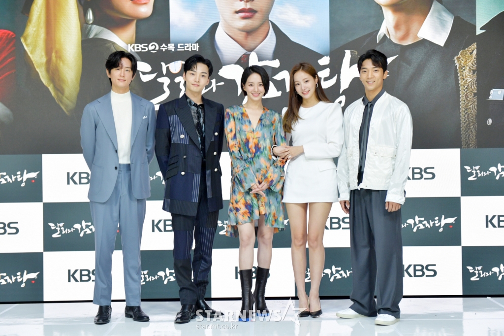 Yeonwoo (MOMOLAND) lộ diện lần đầu sau tin hẹn hò Lee Min Ho, chân dài nuột nà chặt đẹp cả mỹ nhân Điên Thì Có Sao - Ảnh 13. Yeonwoo (MOMOLAND) lộ diện lần đầu sau tin hẹn hò Lee Min Ho, chân dài nuột nà chặt đẹp cả mỹ nhân Điên Thì Có Sao - Ảnh 13.