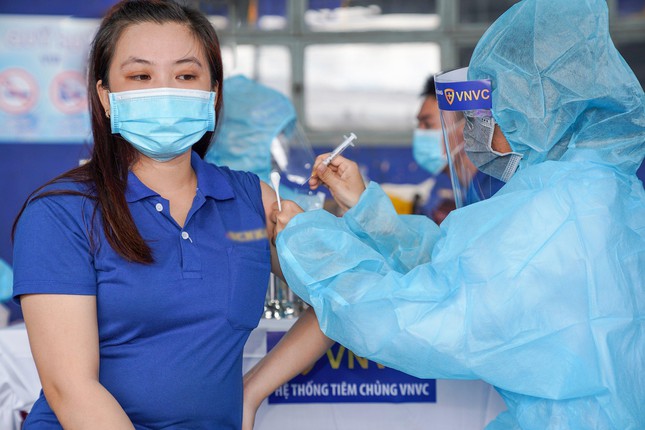 TP.HCM: Thời gian gi&atilde;n c&aacute;ch 2 mũi AstraZeneca r&uacute;t ngắn xuống 6 tuần - Ảnh 1.