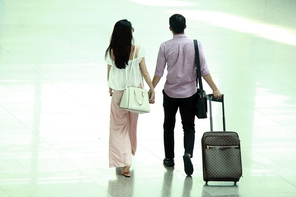 Công Vinh - Thuỷ Tiên 12 năm thói quen nắm tay không đổi, kể cả đứng trước cơn bão sao kê - Ảnh 7. Công Vinh - Thuỷ Tiên 12 năm thói quen nắm tay không đổi, kể cả đứng trước cơn bão sao kê - Ảnh 7.
