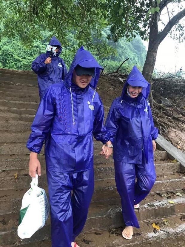 Công Vinh - Thuỷ Tiên 12 năm thói quen nắm tay không đổi, kể cả đứng trước cơn bão sao kê - Ảnh 3. Công Vinh - Thuỷ Tiên 12 năm thói quen nắm tay không đổi, kể cả đứng trước cơn bão sao kê - Ảnh 3.