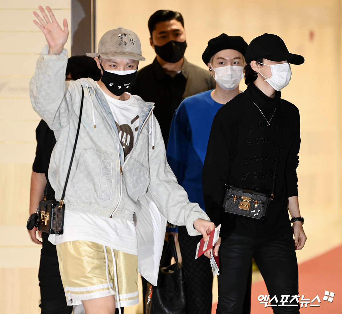 BTS đổ bộ sân bay sang Mỹ dự hội nghị Liên Hợp Quốc: V - Jungkook đeo khẩu trang kín mít vẫn soái xỉu, nhìn quần áo của J-Hope mà bật ngửa - Ảnh 3. BTS đổ bộ sân bay sang Mỹ dự hội nghị Liên Hợp Quốc: V - Jungkook đeo khẩu trang kín mít vẫn soái xỉu, nhìn quần áo của J-Hope mà bật ngửa - Ảnh 3.