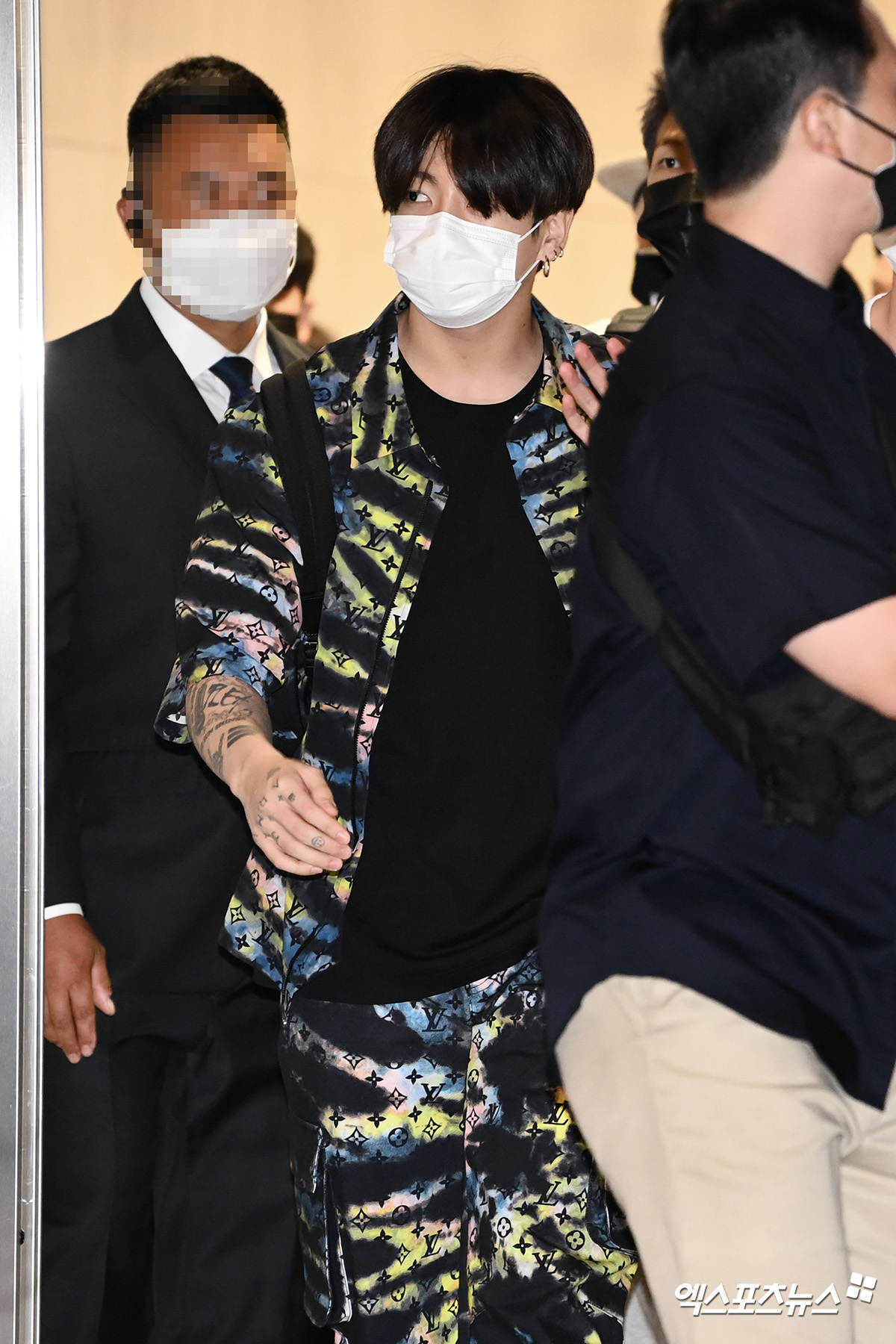 BTS đổ bộ sân bay sang Mỹ dự hội nghị Liên Hợp Quốc: V - Jungkook đeo khẩu trang kín mít vẫn soái xỉu, nhìn quần áo của J-Hope mà bật ngửa - Ảnh 5. BTS đổ bộ sân bay sang Mỹ dự hội nghị Liên Hợp Quốc: V - Jungkook đeo khẩu trang kín mít vẫn soái xỉu, nhìn quần áo của J-Hope mà bật ngửa - Ảnh 5.