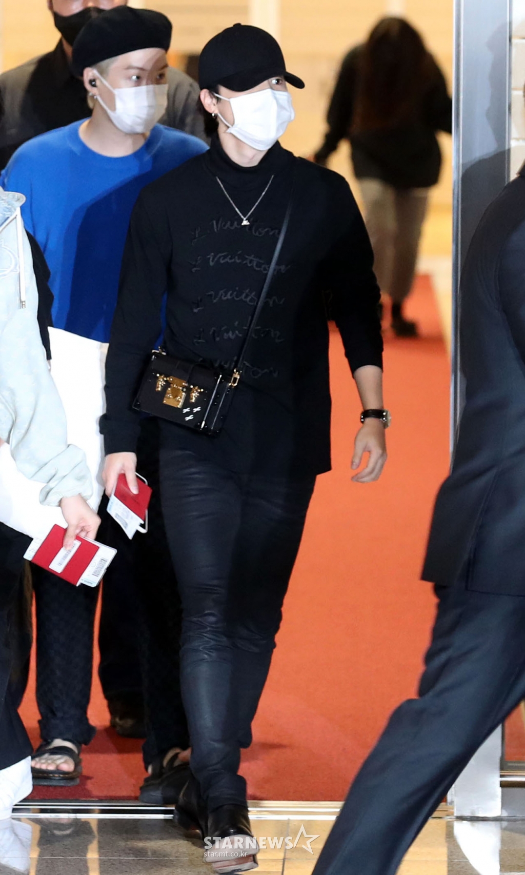 BTS đổ bộ sân bay sang Mỹ dự hội nghị Liên Hợp Quốc: V - Jungkook đeo khẩu trang kín mít vẫn soái xỉu, nhìn quần áo của J-Hope mà bật ngửa - Ảnh 9. BTS đổ bộ sân bay sang Mỹ dự hội nghị Liên Hợp Quốc: V - Jungkook đeo khẩu trang kín mít vẫn soái xỉu, nhìn quần áo của J-Hope mà bật ngửa - Ảnh 9.
