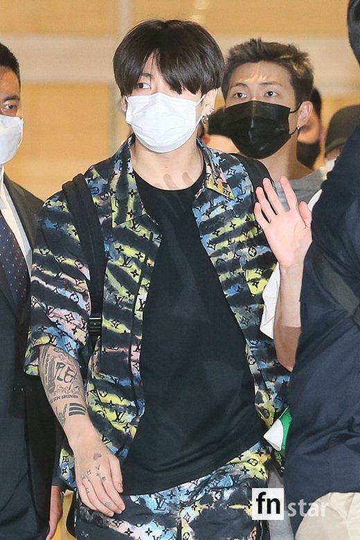 BTS đổ bộ sân bay sang Mỹ dự hội nghị Liên Hợp Quốc: V - Jungkook đeo khẩu trang kín mít vẫn soái xỉu, nhìn quần áo của J-Hope mà bật ngửa - Ảnh 6. BTS đổ bộ sân bay sang Mỹ dự hội nghị Liên Hợp Quốc: V - Jungkook đeo khẩu trang kín mít vẫn soái xỉu, nhìn quần áo của J-Hope mà bật ngửa - Ảnh 6.