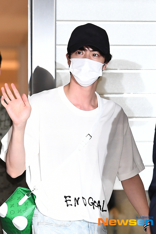 BTS đổ bộ sân bay sang Mỹ dự hội nghị Liên Hợp Quốc: V - Jungkook đeo khẩu trang kín mít vẫn soái xỉu, nhìn quần áo của J-Hope mà bật ngửa - Ảnh 12. BTS đổ bộ sân bay sang Mỹ dự hội nghị Liên Hợp Quốc: V - Jungkook đeo khẩu trang kín mít vẫn soái xỉu, nhìn quần áo của J-Hope mà bật ngửa - Ảnh 12.