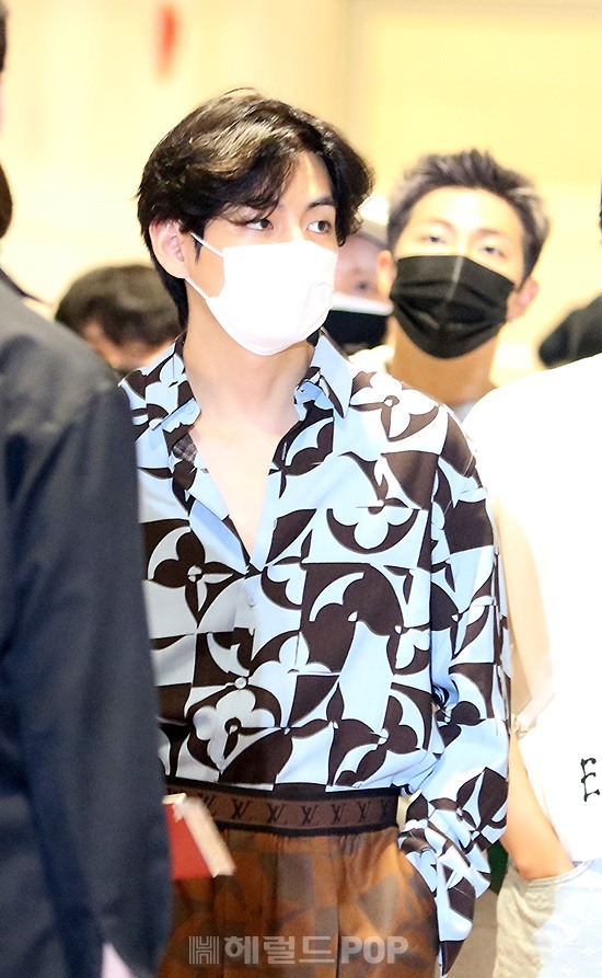 BTS đổ bộ sân bay sang Mỹ dự hội nghị Liên Hợp Quốc: V - Jungkook đeo khẩu trang kín mít vẫn soái xỉu, nhìn quần áo của J-Hope mà bật ngửa - Ảnh 8. BTS đổ bộ sân bay sang Mỹ dự hội nghị Liên Hợp Quốc: V - Jungkook đeo khẩu trang kín mít vẫn soái xỉu, nhìn quần áo của J-Hope mà bật ngửa - Ảnh 8.